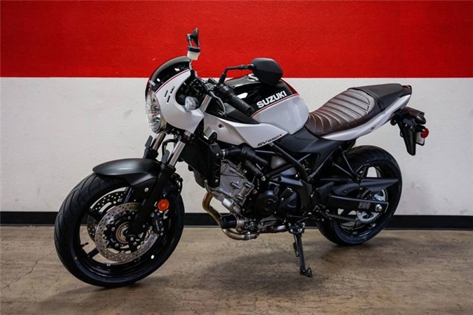 Thiết kế của Suzuki SV650X ABS mang đậm phong cách café racer, phần ốp đèn pha giúp xe nổi bật và cá tính hơn