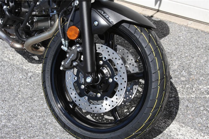 Phuộc nhún trước dạng hành trình ngược, giảm xóc sau lò xo trụ đơn