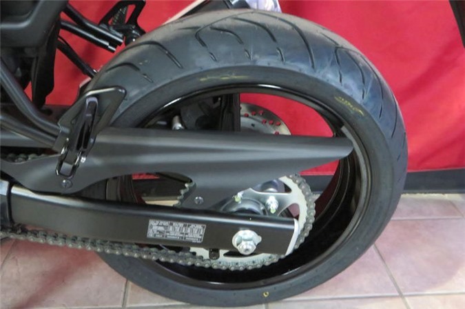 Bộ mâm hợp kim nhôm 5 chấu với đường kính 17 inch. Bánh trước sử dụng phanh đĩa đôi với đường kính 290 mm, 4 piston