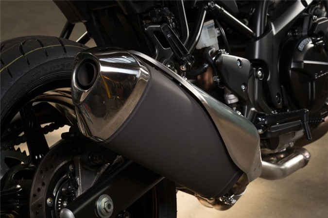 Bánh sau dùng phanh đĩa đơn 240 mm, 1 piston. Hệ thống chống bó cứng phanh (ABS) là trang bị tiêu chuẩn trên 2 kênh, Ống xả được thiết kế khá lớn