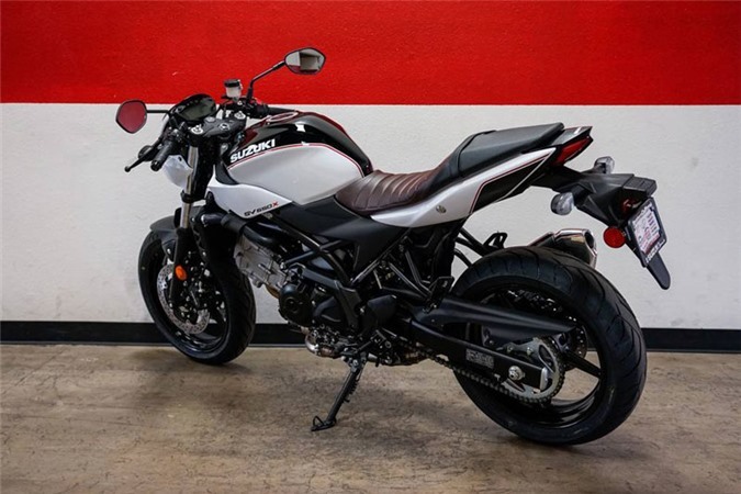 Sức mạnh của Suzuki SV650X ABS đến từ động cơ V-Twin 4 thì, 2 xi lanh với dung tích 645cc, làm mát bằng dung dịch. Động cơ này sản sinh công suất tối đa 76 mã lực, mô-men xoắn cực đại 64 Nm. Hộp số 6 cấp côn tay