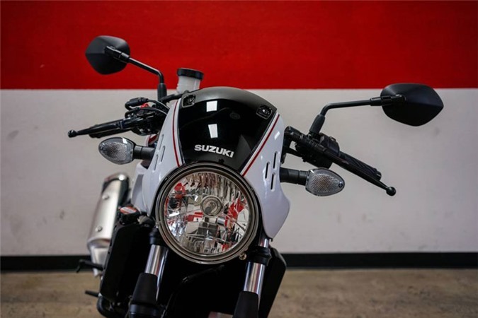 Đèn pha dạng cổ tròn đậm chất cổ điển, sử dụng bóng halogen