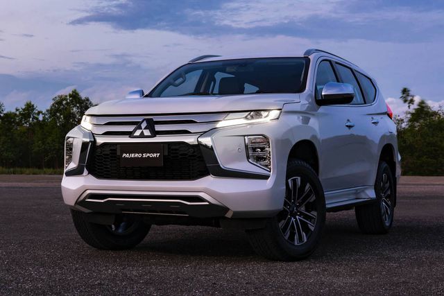 Thay đổi khó nhận thấy bằng mắt thường là nắp ca-pô của Pajero Sport 2020 cao hơn, tạo vẻ bề thế hơn cho xe
