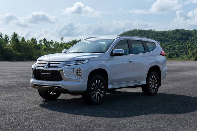 Mitsubishi trang bị cho Pajero Sport một loạt tính năng an toàn cải tiến, như Hỗ trợ chuyển làn đường (LCA) và Cảnh báo va chạm sau (RCTA)