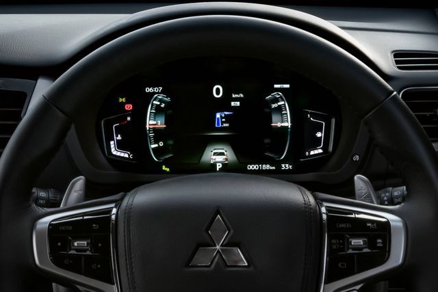 Mitsubishi cũng đã có một số thay đổi ở nội thất của Pajero Sport nhằm tăng chất lượng và độ tiện nghi, với một số nâng cấp như cụm điều khiển trung tâm mới, tay nắm cửa bọc đệm mềm, thêm cổng AC ở cụm điều khiển hàng ghế sau, và một khoang chứa đồ ở dưới bệ tì tay trung tâm