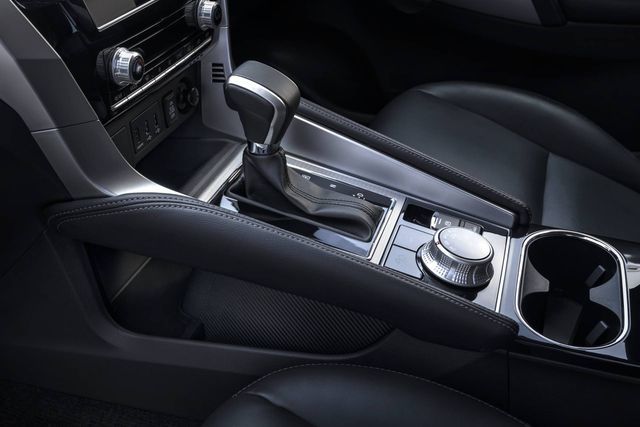 Sau khi ra mắt tại Thái Lan, Mitsubishi Pajero Sport phiên bản mới sẽ được bán ở khoảng 90 nước trên thế giới, trong đó có Việt Nam