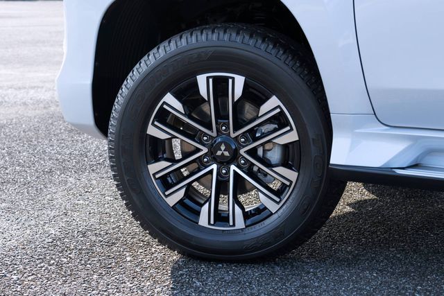 Phần còn lại của thân xe hầu như không có thay đổi gì lớn, ngoại trừ cản sau, bộ vành và cánh gió sau thể thao