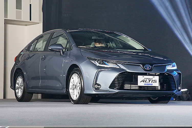 Theo đó, mẫu xe sedan Toyota Corolla Altis 2019 tại Thái Lan sẽ có tổng cộng 6 bản trang bị khác nhau. Trong đó, có 3 bản dùng động cơ xăng thông thường, bao gồm 1.6 J 6MT, 1.6 G CVT và 1.8 GR Sport CVT. Ba bản còn lại sẽ được trang bị hệ thống động cơ hybrid
