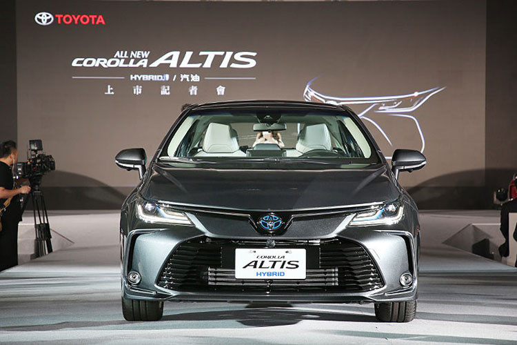 Chúng ta có thể đoán ra được việc Toyota Corolla Altis 2019 tại Thái Lan có 3 tùy chọn động cơ. Thứ nhất là động cơ xăng Dual VVT-i 4 xi-lanh, dung tích 1,6 lít, sản sinh công suất tối đa 132 mã lực tại tua máy 6.400 vòng/phút và mô-men xoắn cực đại 159 Nm tại tua máy 4.200 vòng/phút. Động cơ này kết hợp với hộp số sàn 6 cấp hoặc CVT