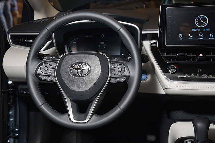 Thứ ba là hệ thống động cơ hybrid, bao gồm máy xăng Atkinson Cycle 4 xi-lanh, dung tích 1,8 lít và mô-tơ điện. Động cơ này cho công suất tối đa 98 mã lực tại tua máy 5.200 vòng/phút và mô-men xoắn cực đại 142 Nm tại tua máy 3.600 vòng/phút. Hai con số tương ứng của mô-tơ điện là 72 mã lực và 163 Nm