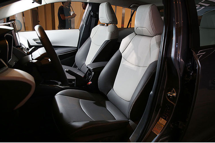 Kết hợp lại với nhau, động cơ và mô-tơ điện giúp Toyota Corolla Altis Hybrid 2019 sở hữu công suất tối đa 122 mã lực. Hệ thống động cơ hybrid này đồng hành cùng cụm pin niken-hyđrua kim loại và hộp số E-CVT