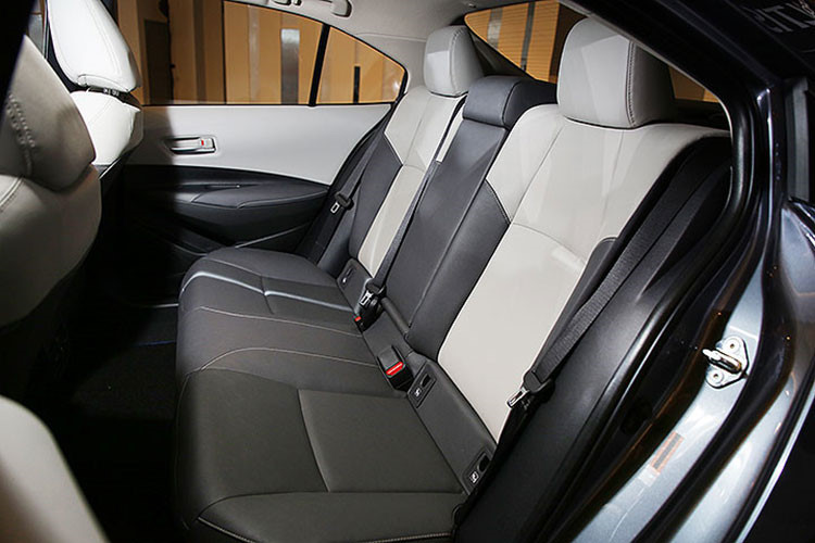 Được phát triển dựa trên cơ sở gầm bệ TNGA tương tự những người anh em như Prius, Camry hay C-HR, Toyota Corolla Altis 2019 tại Thái Lan dài hơn 10 mm, rộng hơn 5 mm và thấp hơn 25 mm so với thế hệ cũ