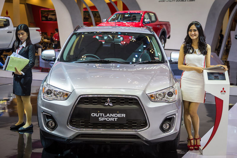 Mỹ nhân của Mitsubishi cũng xinh đẹp không kém khi đứng cạnh Outlander Sport