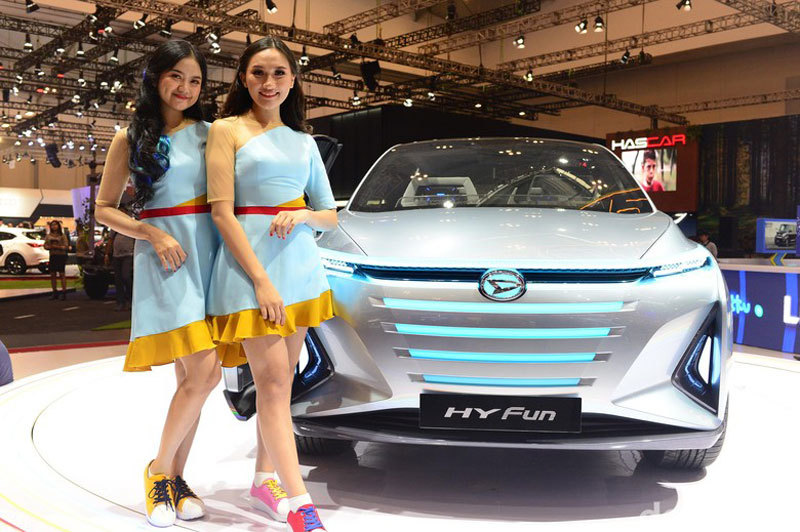 Hai người đẹp bên cạnh xe Daihatsu Hy-Fun