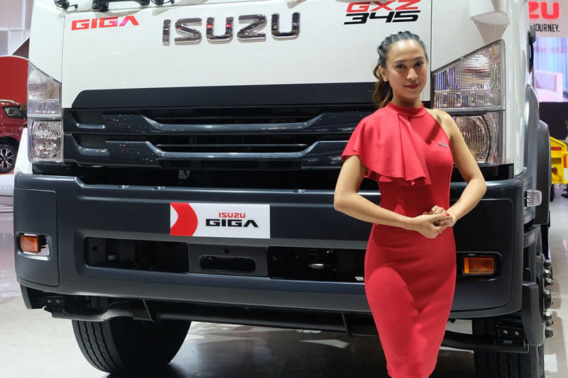 Người đẹp bên xe tải Isuzu Giga