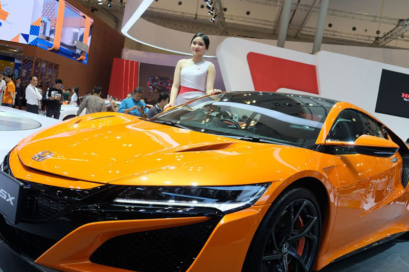 PG khoe dáng bên siêu xe Acura NSX