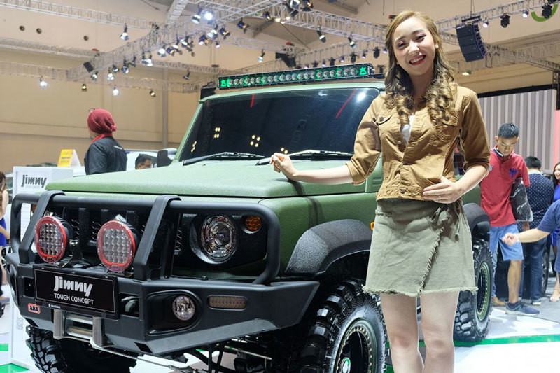 Mỹ nhân tươi cười bên Suzuki Jimny