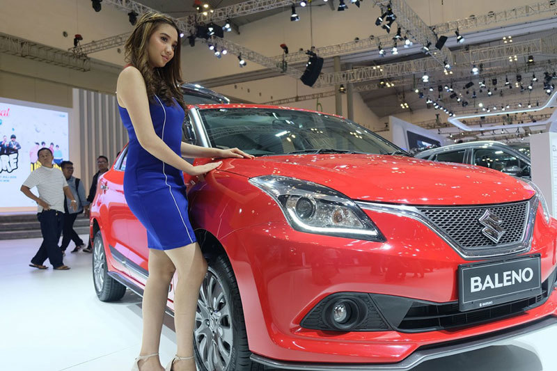Mỹ nhân bên Suzuki Baleno