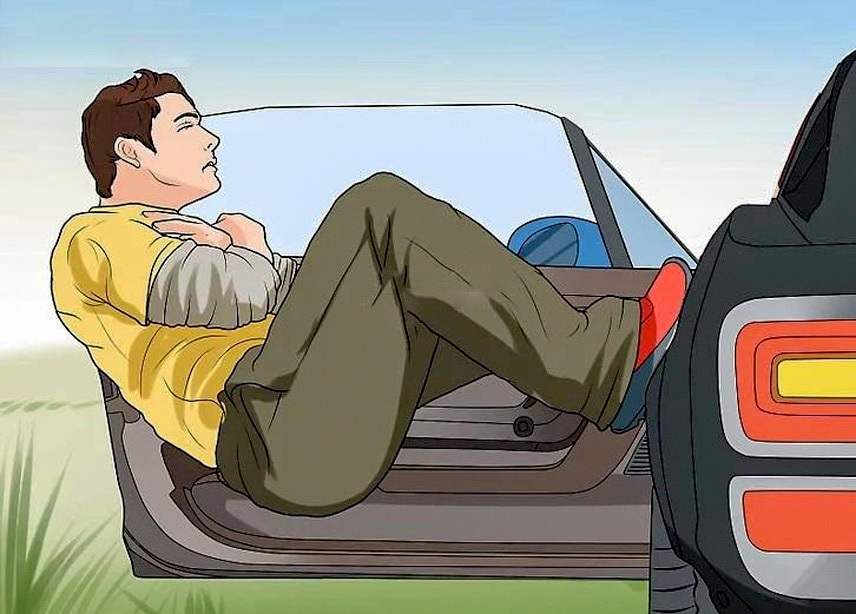 Co người lại: Khi nhảy khỏi xe, đầu tiên bạn cần co tròn người lại vì đây là cách tiếp đất an toàn nhất. Thao tác như sau: hai tay ôm co sao cho bao bọc quanh cơ thể, chân co lên, gập đầu gối