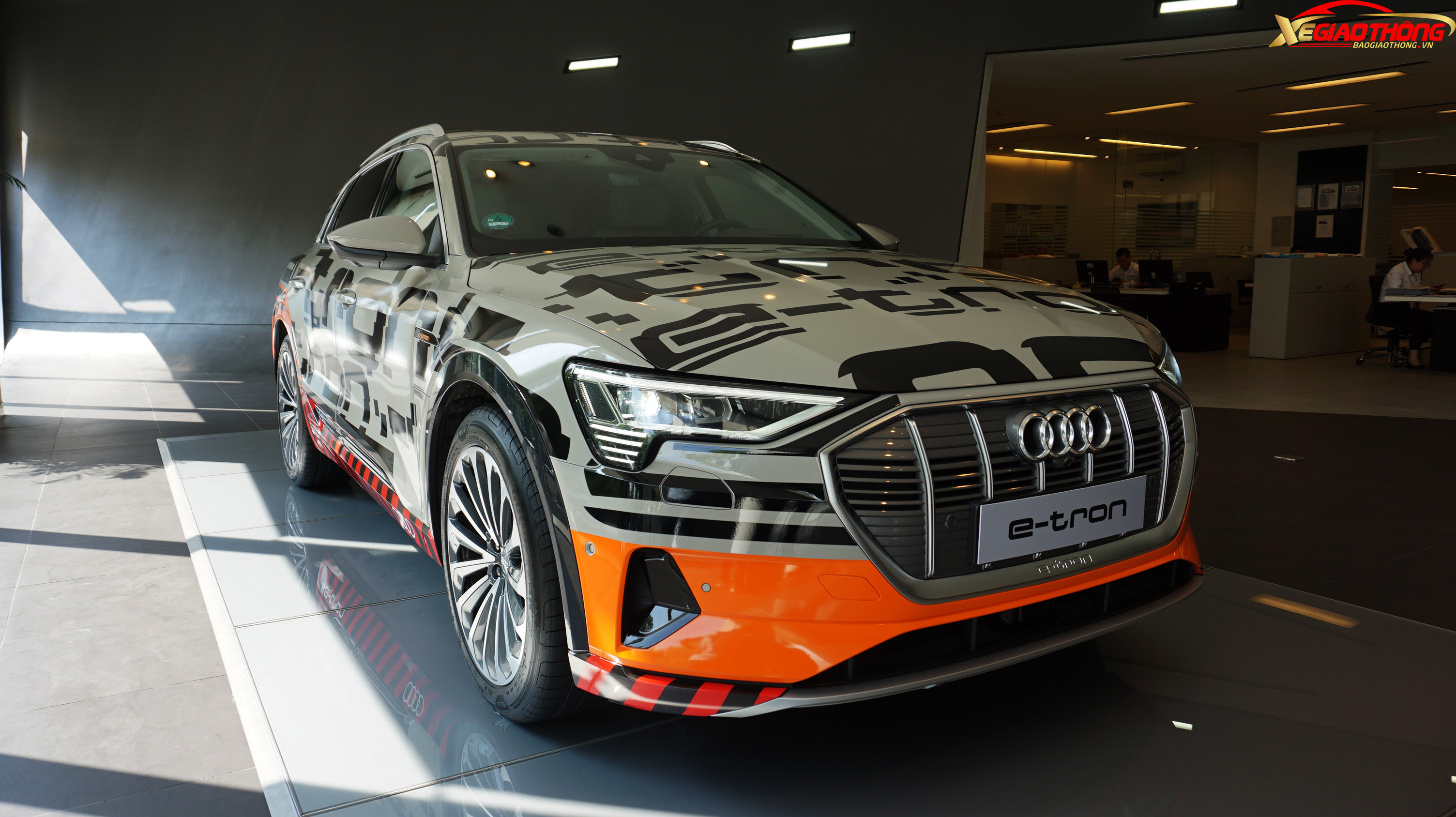 Điển hình thiết kế trên những mẫu SUV của thương hiệu, Audi e-tron mang lưới tản nhiệt khung đơn hình bát giác với các thanh dọc.