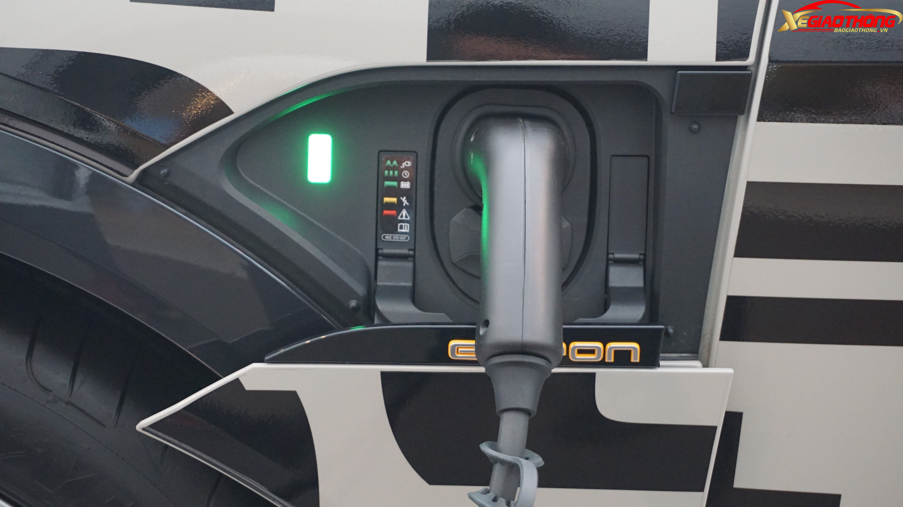 Cổng sạc điện trên Audi e-tron. Theo công bố, với một lần sạc đầy, Audi e-tron có thể đi được hơn 400km.