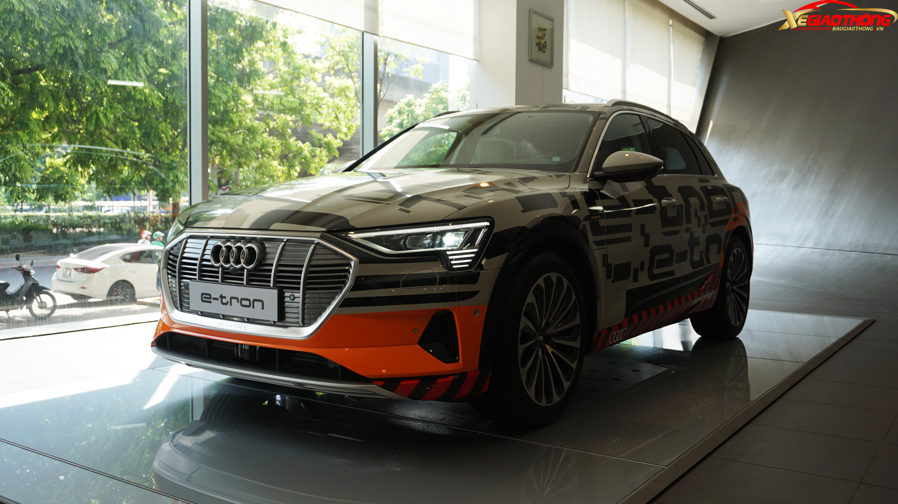 Theo đại diện Audi chia sẻ, chiếc xe sẽ được trưng bày tại đây khoảng 1 tháng để khách hàng tới showroom có thể chiêm ngưỡng.