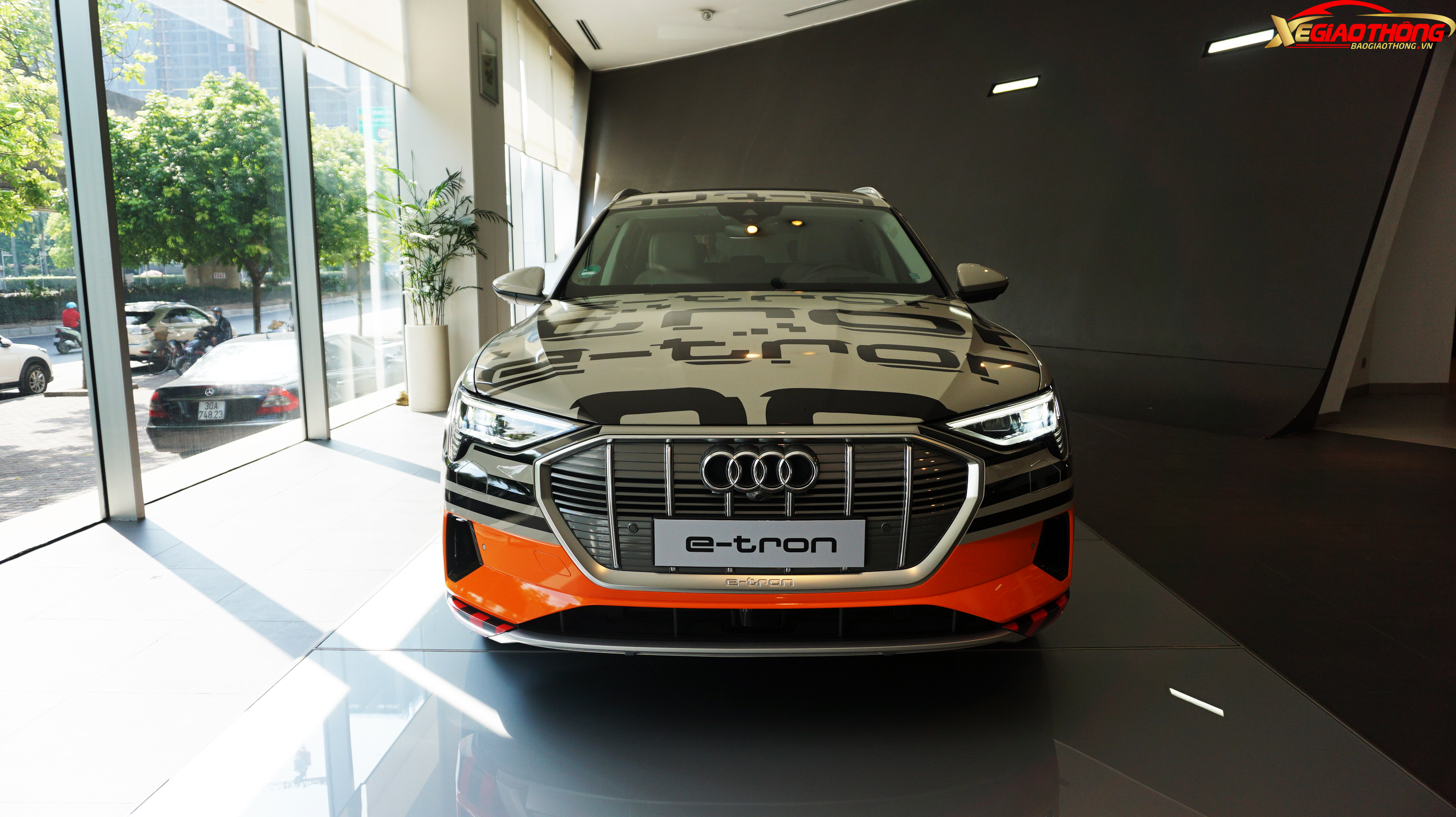 Mẫu SUV chạy bằng điện hoàn toàn của thương hiệu Audi, có tên gọi e-tron hiện đang được trưng bày tại showroom Audi chính hãng tại Hà Nội.