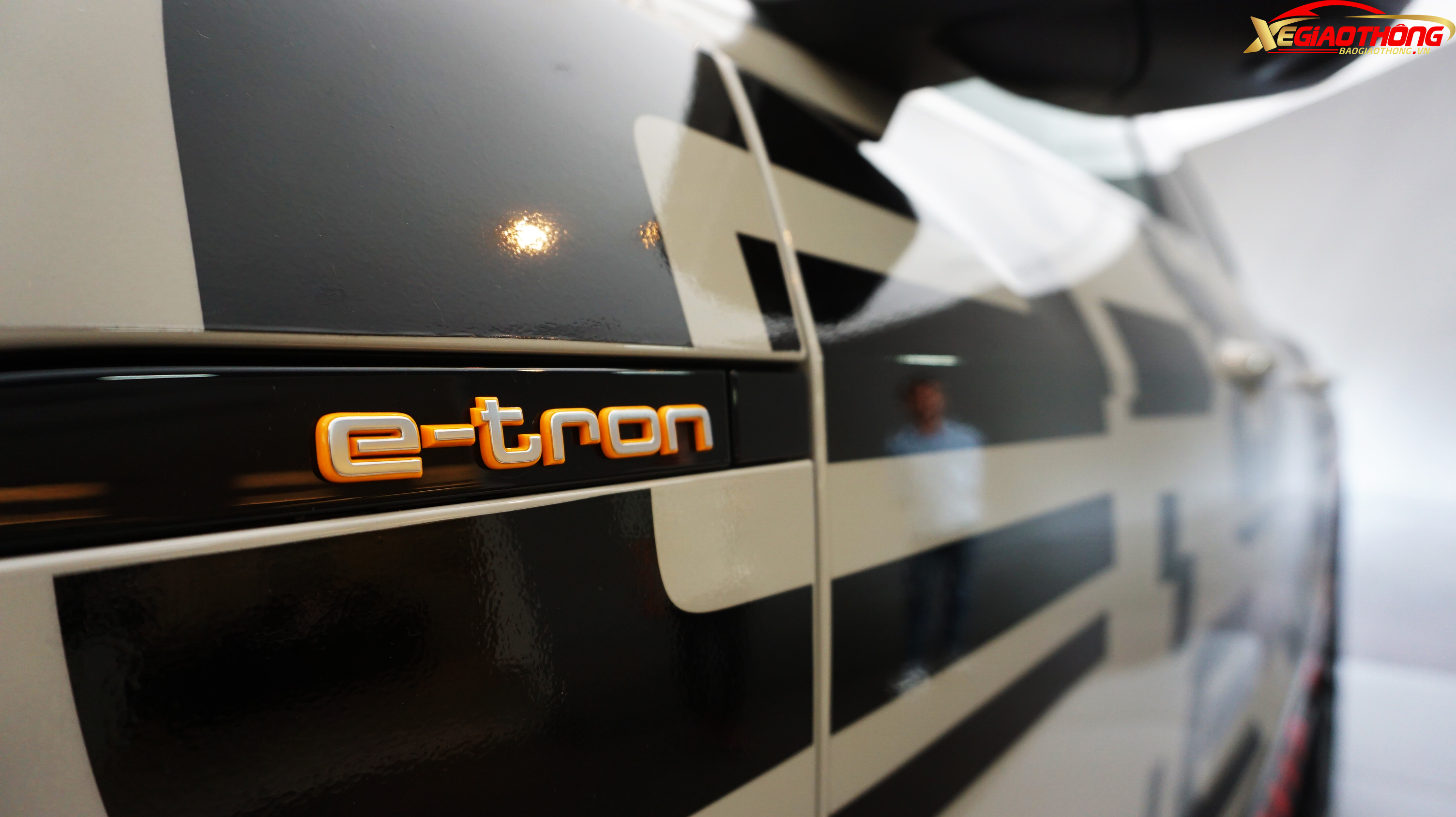 Lô-gô e-tron trên thân xe, đồng thời cũng là nơi để sạc điện cho xe.