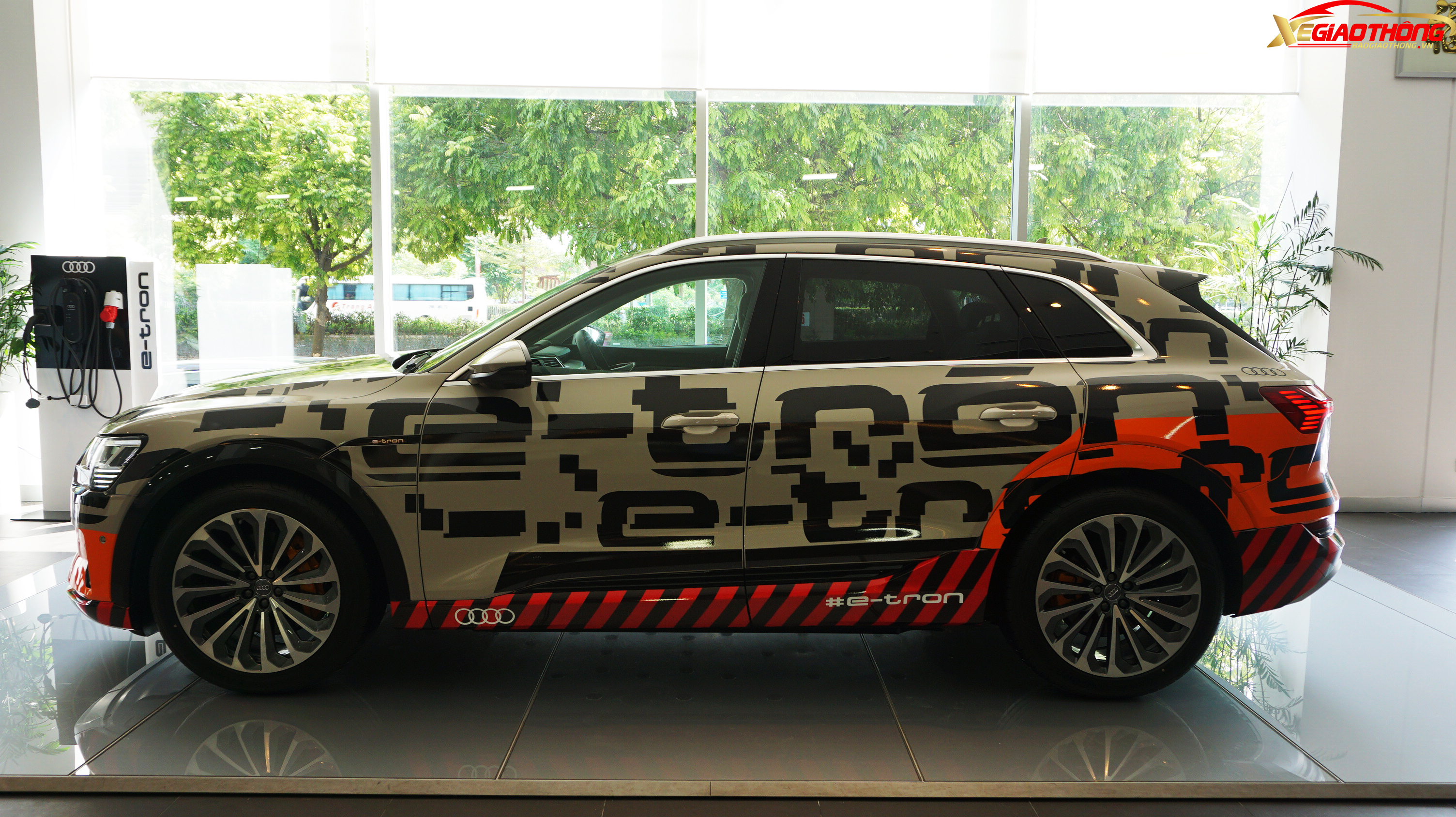 Về kích thước, Audi e-tron có chiều dài x rộng x cao lần lượt là 4.901 x 1.935 x 1.616 mm, cho chiều dài trục cơ sở 2.928 mm. Với kích thước này, Audi e-tron sẽ lớn hơn Audi Q5 và nhỏ hơn Q7.