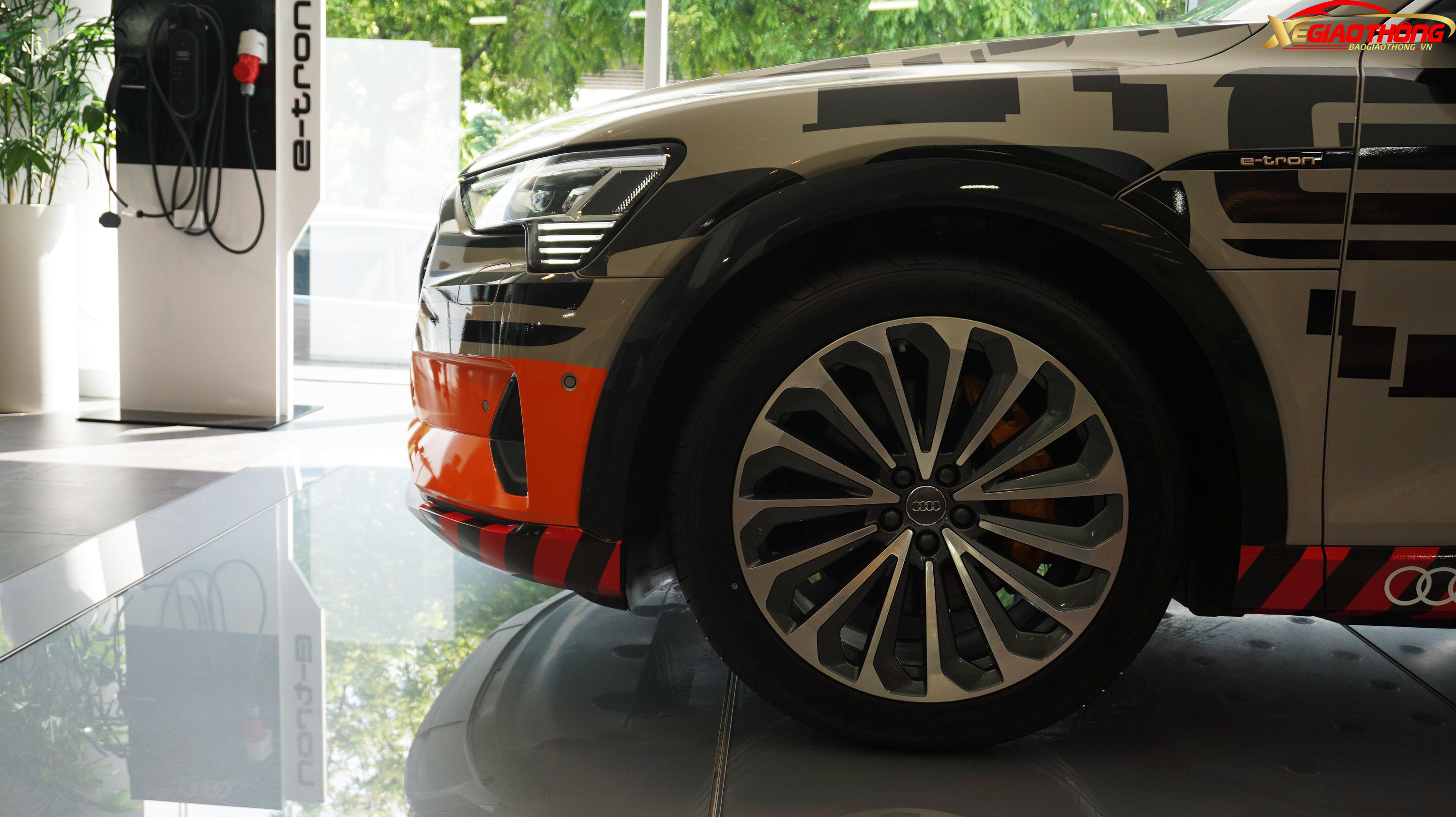 La-zăng lớn đi kèm lốp xe mỏng giúp chiếc xe điện trông thể thao hơn.