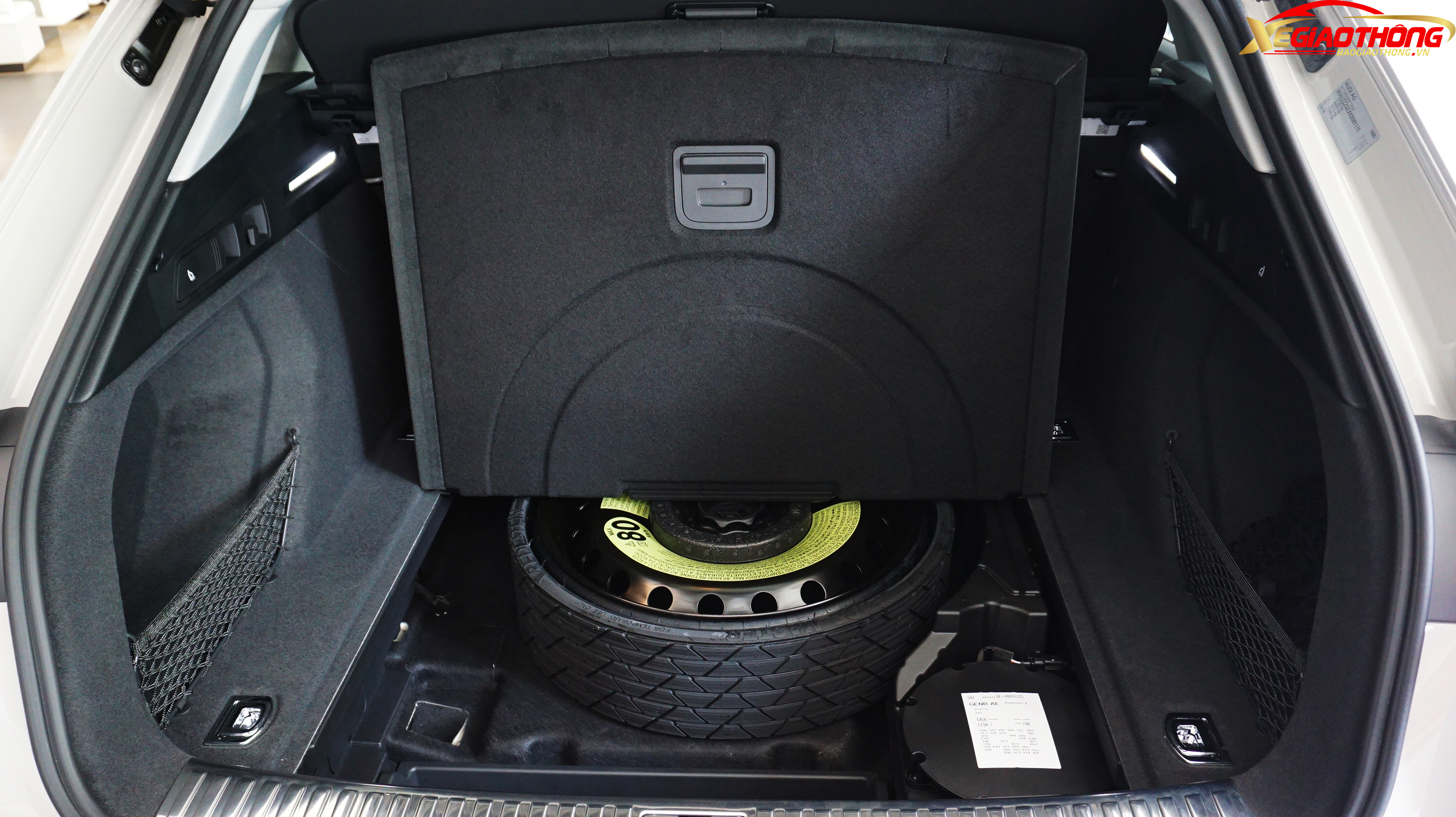 Dung tích khoang hành lý trên Audi e-tron có thể tích 660 lít. Bên cạnh đó ở cốp sau, khối pin 95kWh được thiết kế dạng phiến, nằm ẩn dưới khoang hành lý, sử dụng cả nguồn điện gia đình 230V hoặc nguồn điện 3 pha 400V