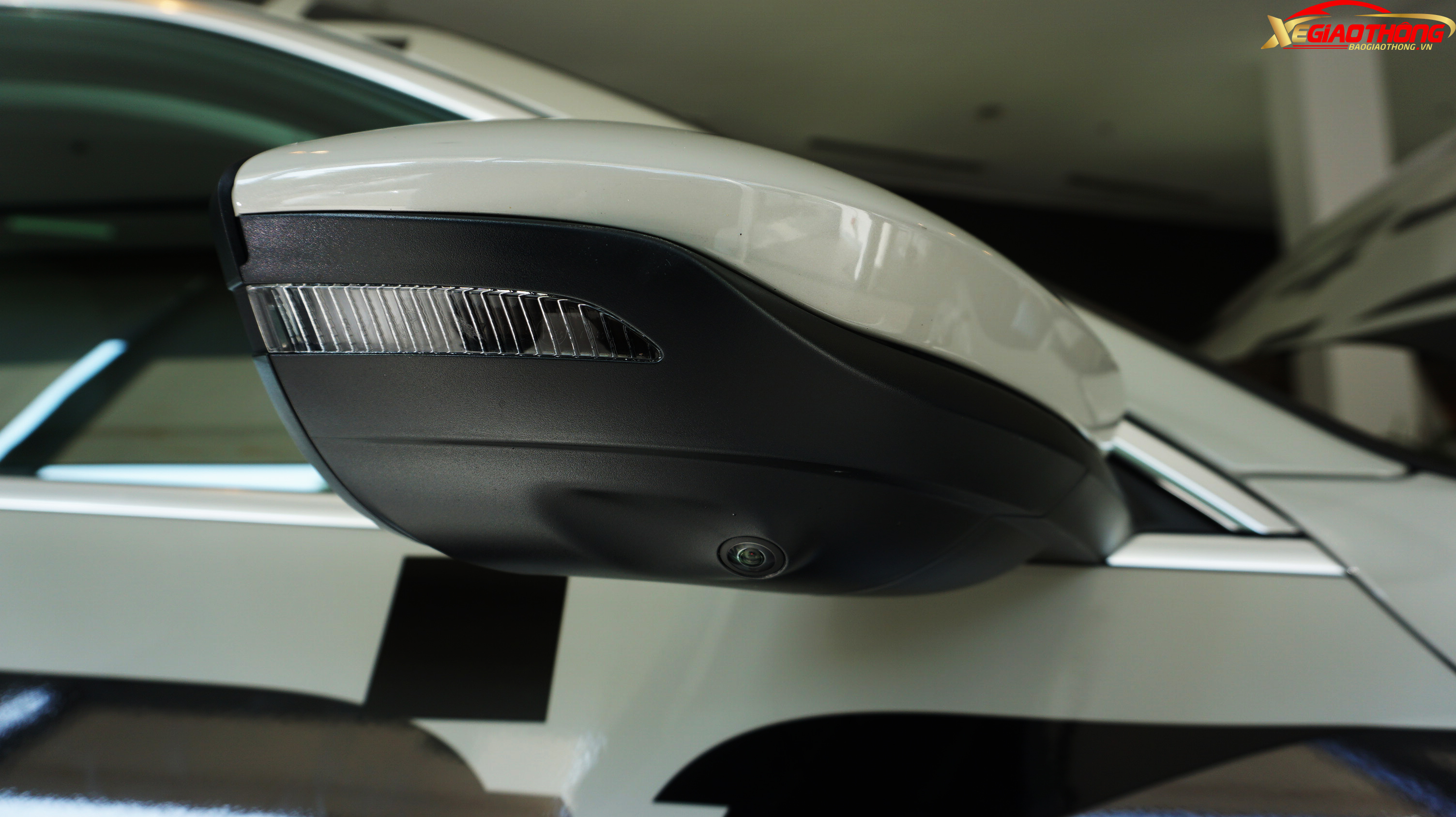 Mẫu xe này có phiên bản tùy chọn gắn camera chiếu hậu (không gương chiếu hậu) giúp giảm sức cản. Tuy nhiên, phiên bản trưng bày tại Việt Nam vẫn sử dụng gương chiếu hậu.