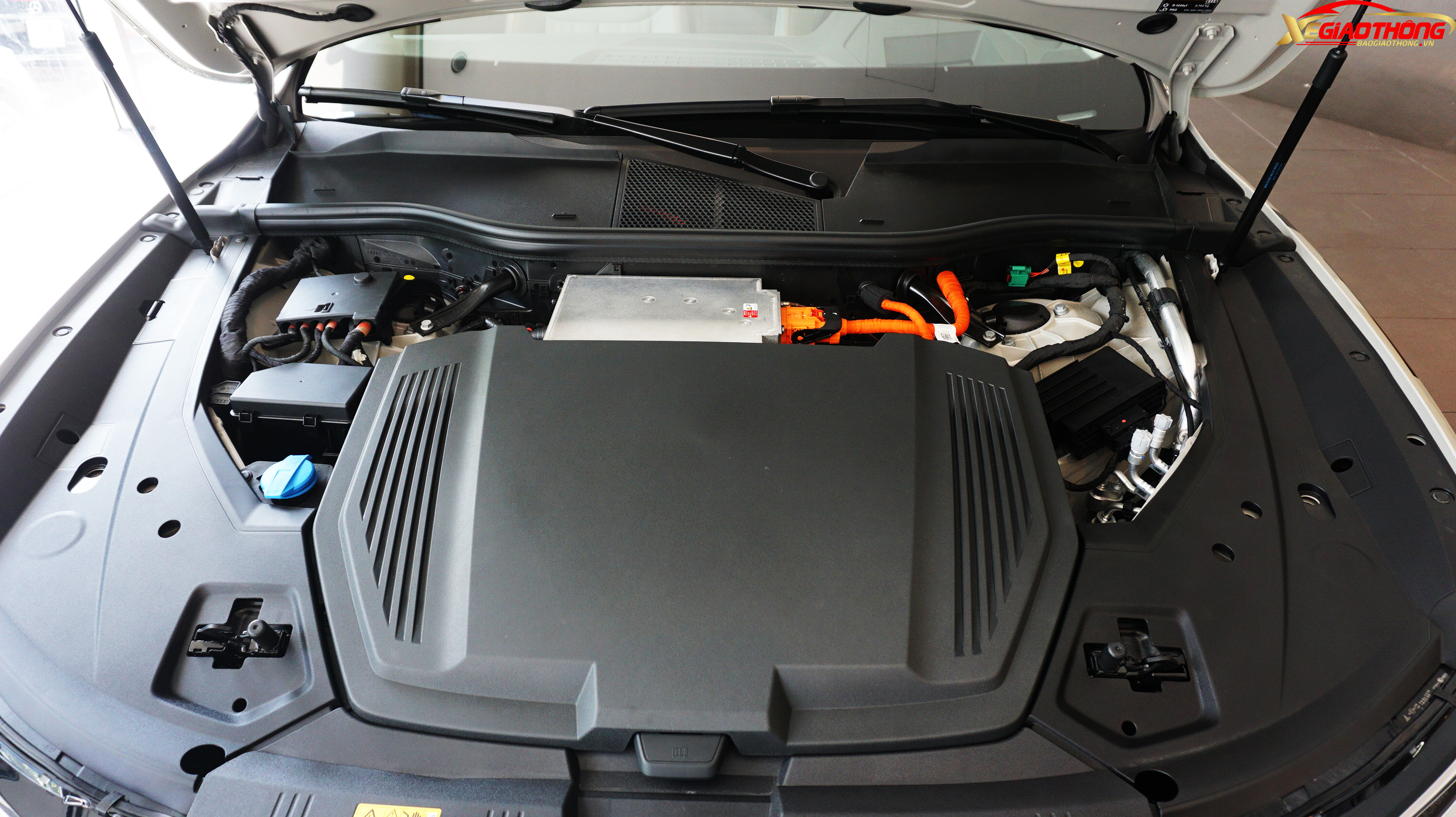 Bên dưới nắp capo còn một khoang hành lý nhỏ, là nơi khách hàng có thể để bộ sạc pin.
