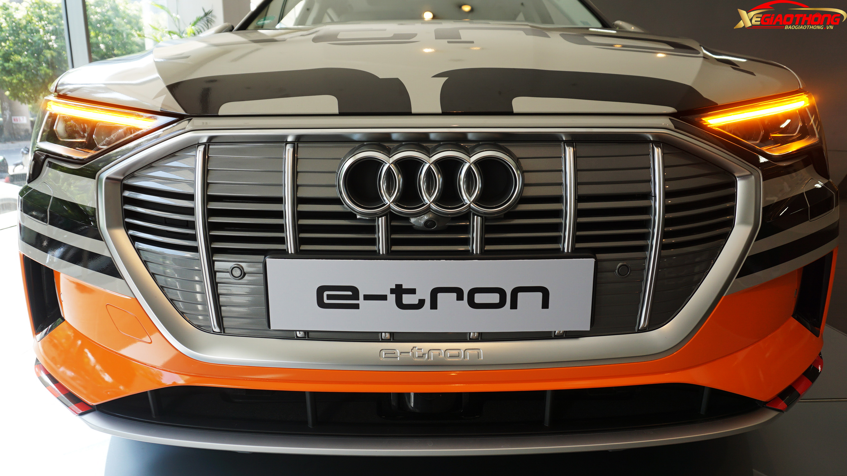 Toàn bộ lưới tản nhiệt có màu xám bạch kim, nhận diện cho mẫu xe chạy hoàn toàn bằng điện.