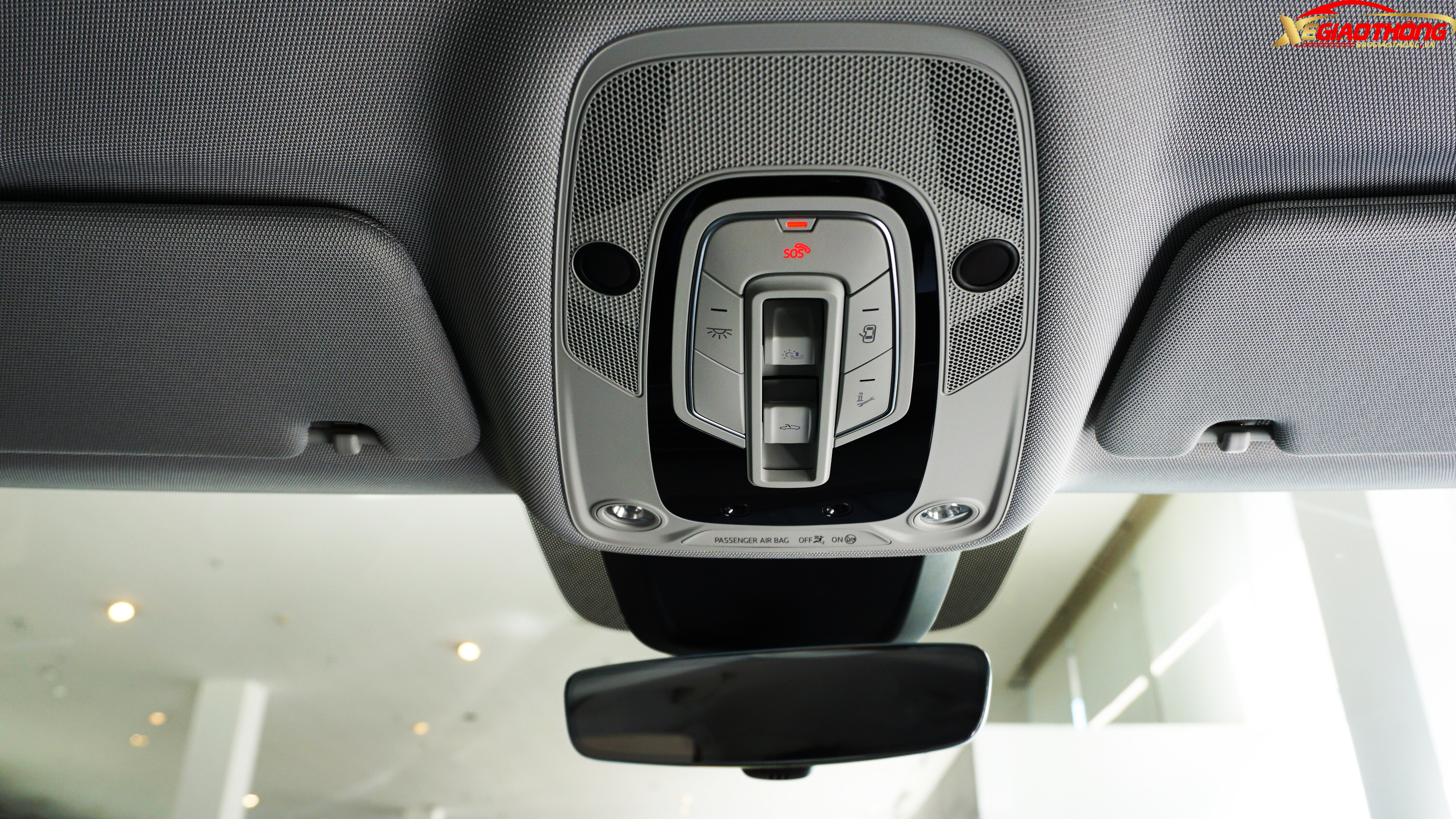 Hệ thống điều khiển đèn trần và cửa sổ trời trên xe.