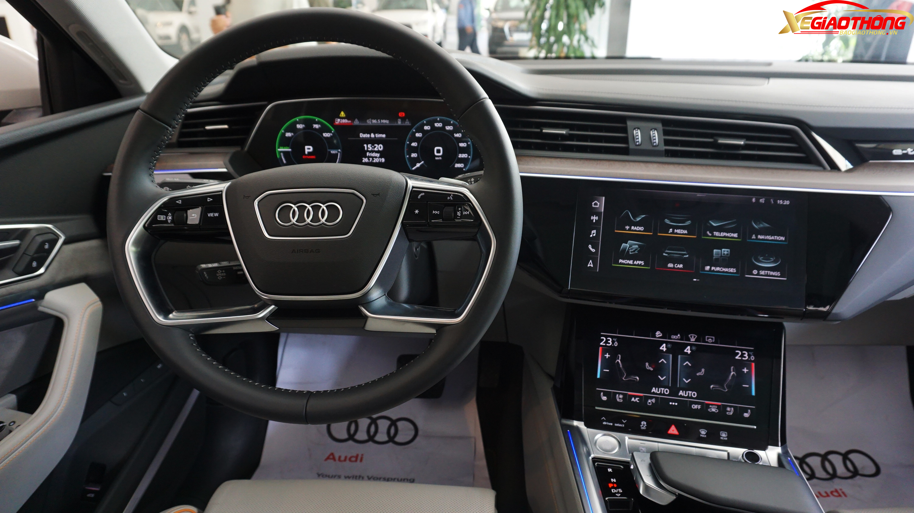 Vô lăng trên Audi e-tron cũng được thiết kế tương tự mẫu SUV đầu bảng của Audi là Q8.