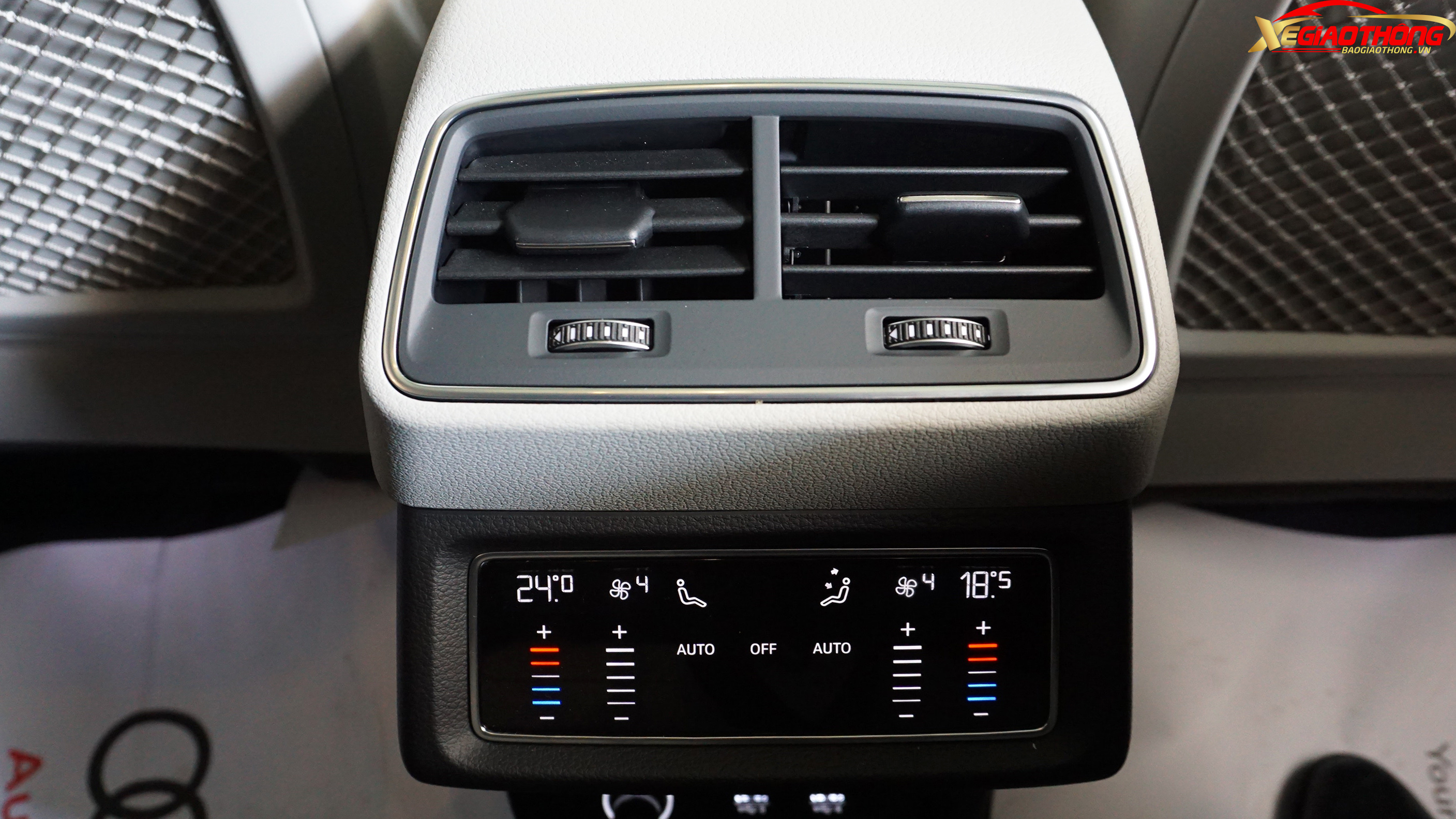 Audi e-tron cũng có cửa gió điều hòa hàng ghế sau. Điều khiển các hệ thống này cũng thông qua màn hình cảm ứng.