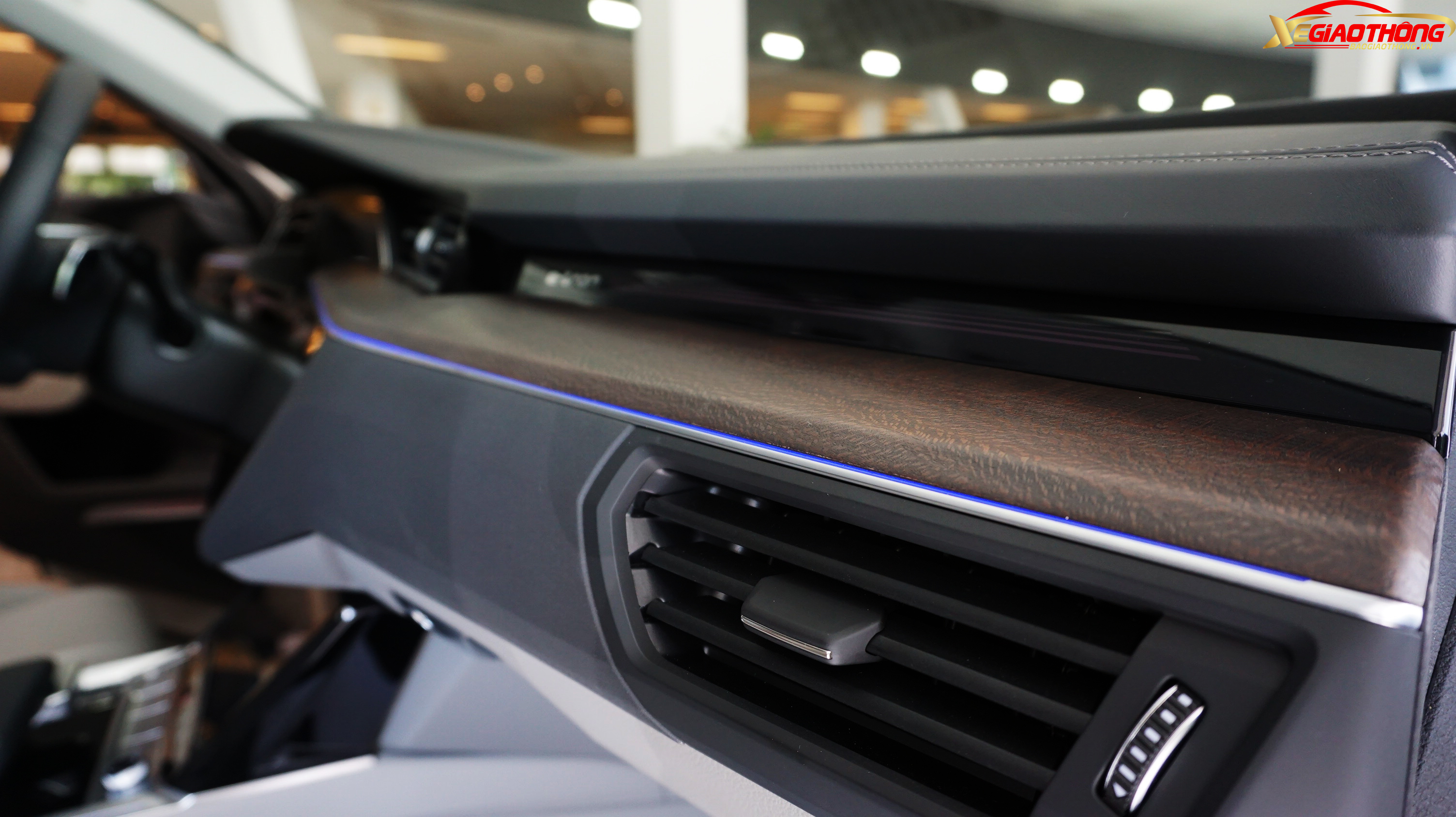 Nội thất Audi e-tron được ốp gỗ sang trọng.