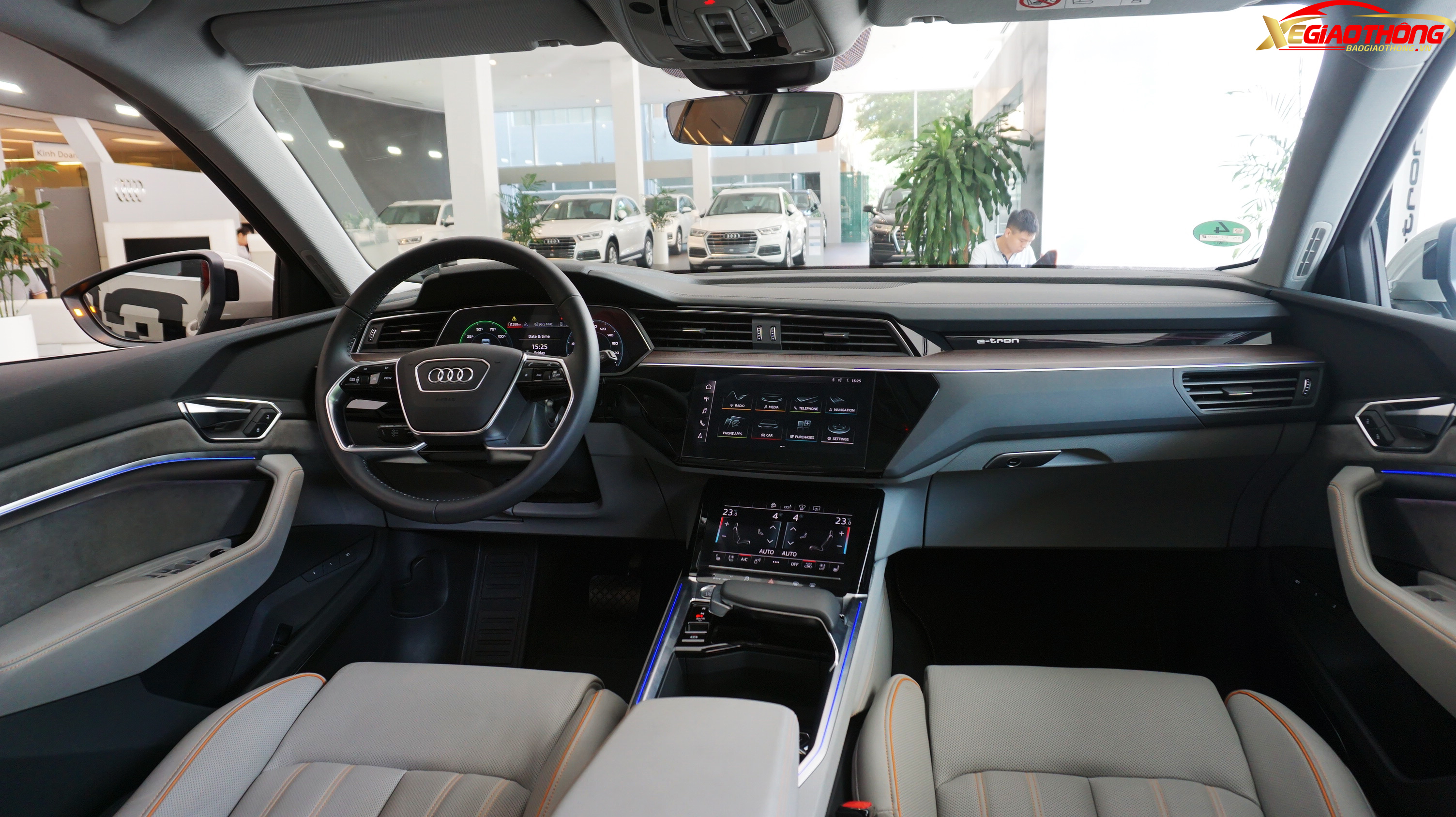 Không gian nội thất trên Audi e-tron hiện đại và bắt mắt với nhiều đường nét giống với Audi Q8.