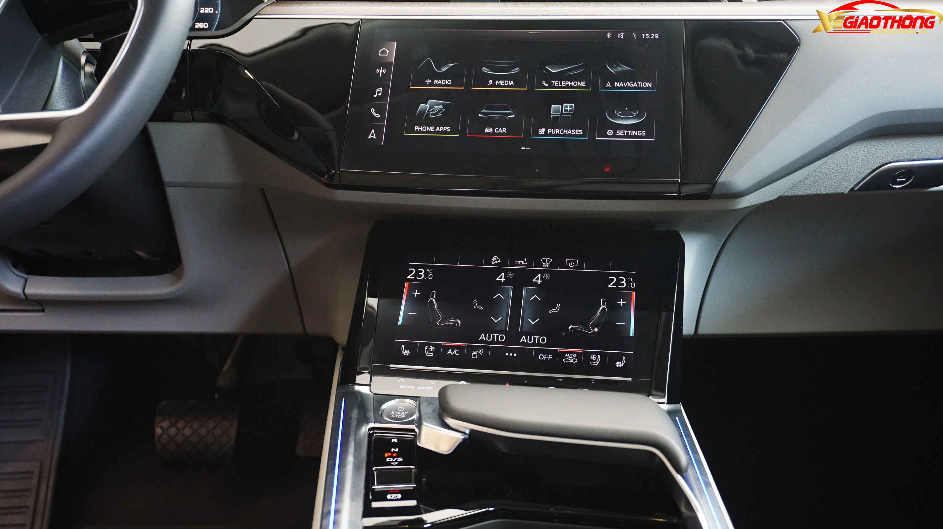 Điển hình là hệ thống điều khiển trung tâm 2 màn hình. Tuy nhiên, màn hình điều khiển các hệ thống dạng cảm ứng lực, để tránh tình trạng ấn nhầm.