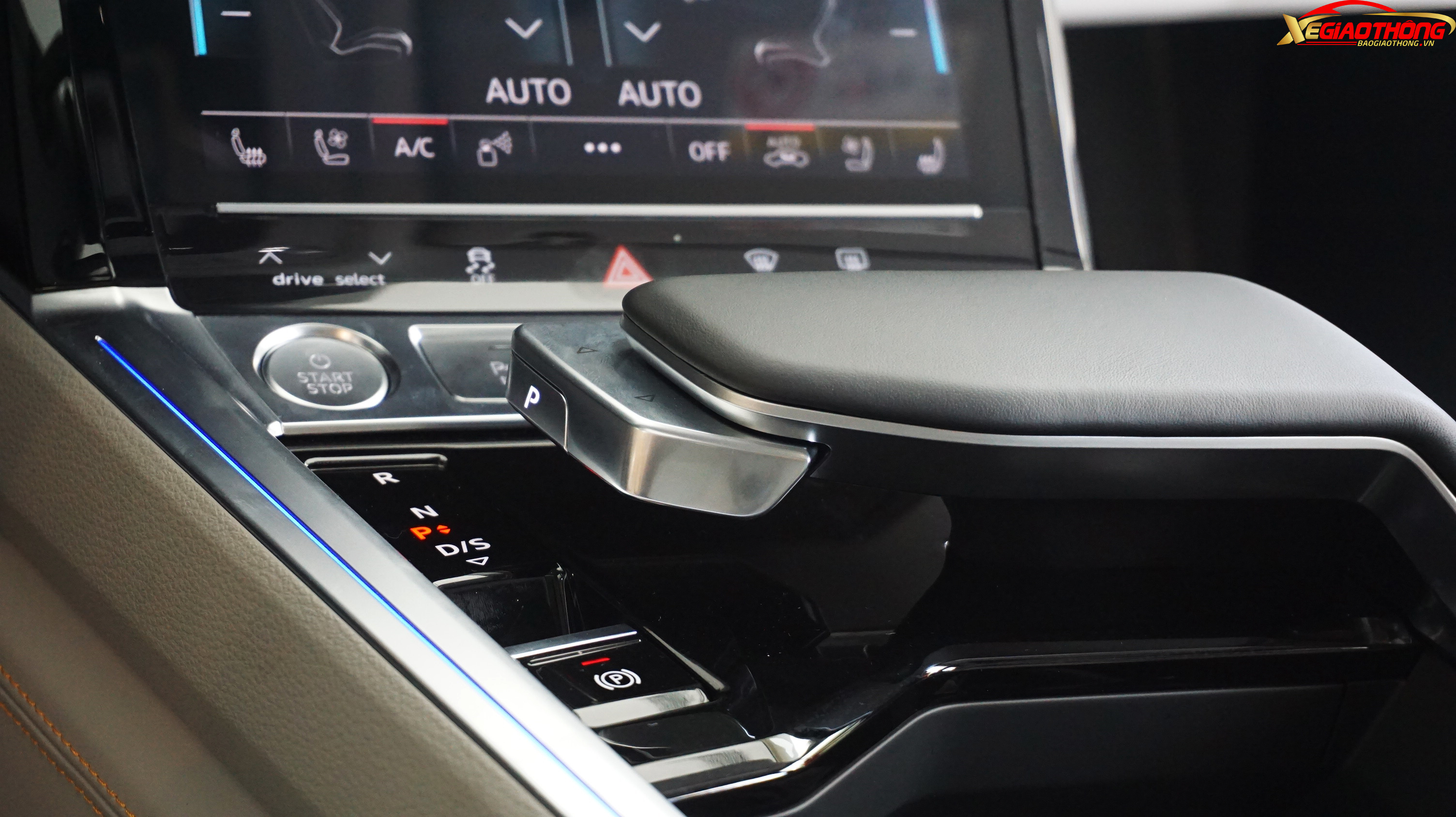 Cần số thiết kế mới, hiện đại trên Audi e-tron. Audi e-tron có tới 7 chế độ lái để khách hàng tùy chọn tùy thuộc vào điều kiện lái, điều kiện đường sá hoặc sở thích cá nhân.