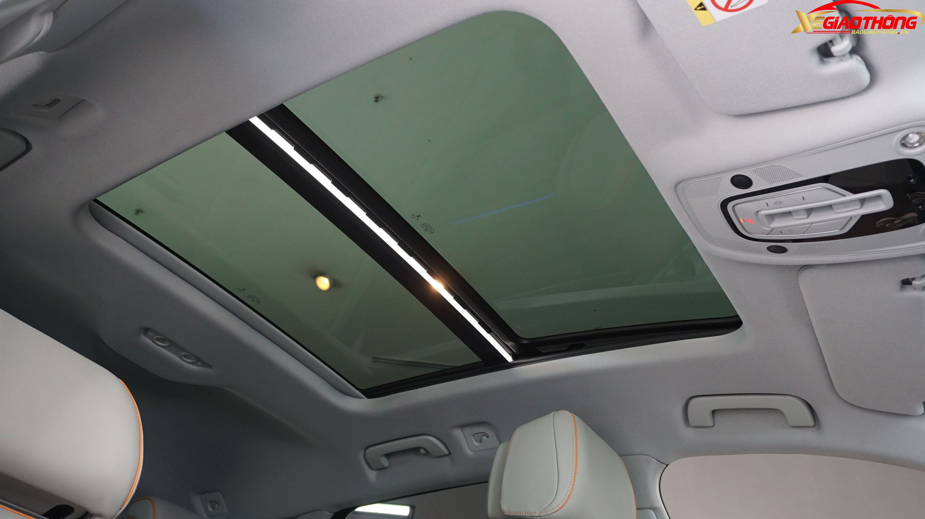 Cửa sổ trời trên Audi e-tron.