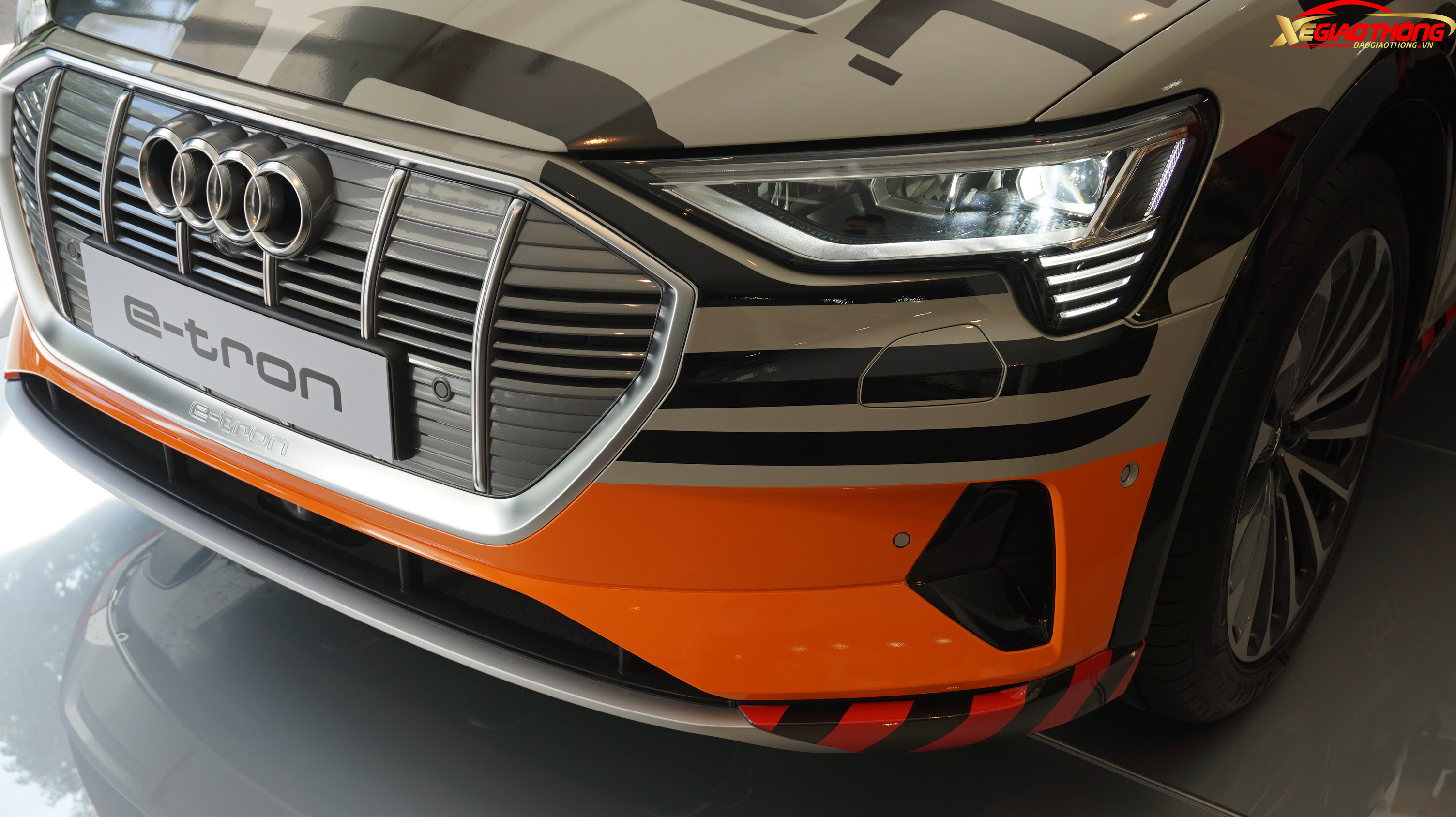 Ở cạnh dưới của đèn pha LED ma trận, 4 thanh ngang trong hệ thống đèn chiếu sáng ban ngày.