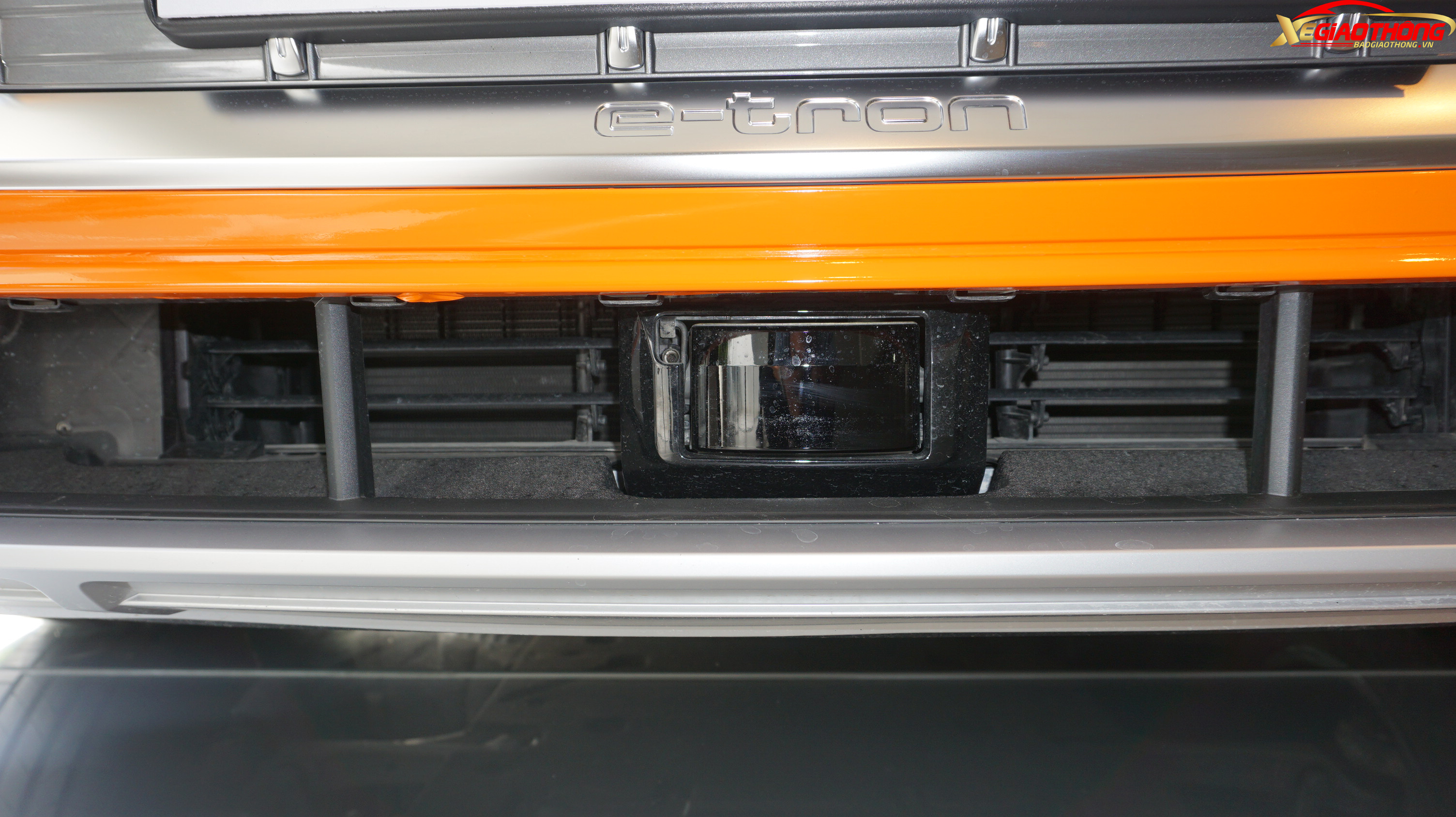 Theo tùy chọn, Audi e-tron sẽ có thể có tối đa 5 radar cản biến, 6 camera, 12 cảm biến siêu âm và máy quét laser.