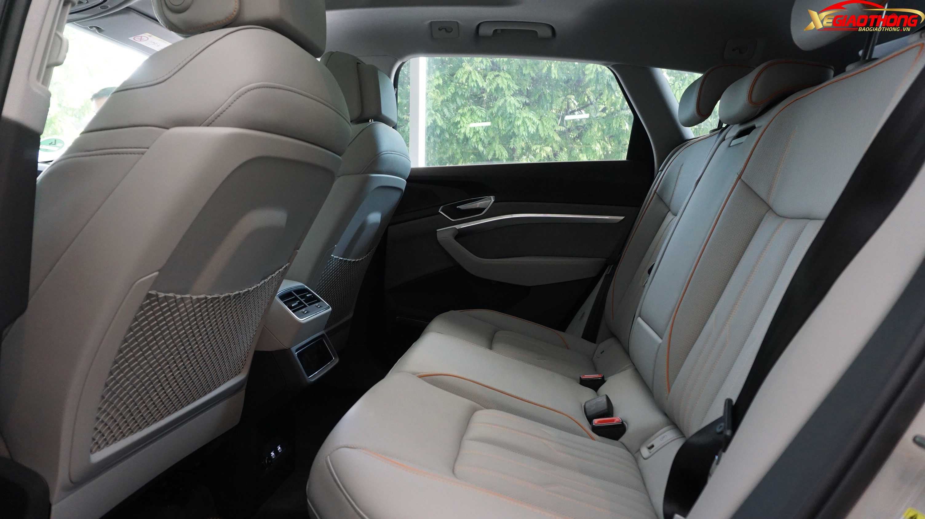 Không gian hàng ghế thứ 2 trên Audi e-tron rộng rãi.