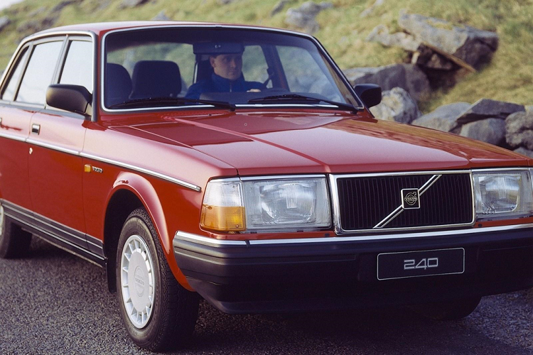 Kamprad dành phần lớn thời gian cuộc đời sống ở Thụy Sĩ cũng như thành lập các tập đoàn khác nhau để né thuế cá nhân và thuế kinh doanh tại Thụy Điển. Dù vậy, vị tỷ phú vẫn nhớ về quê nhà khi sử dụng mẫu xe của Thụy Điển - chiếc Volvo 240 1993 trị giá 25.000 USD - cho đến khi không thể lái xe được nữa