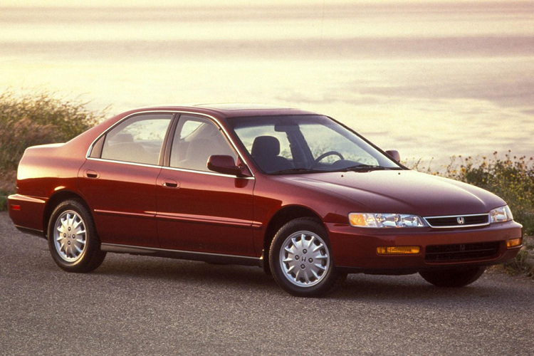 Lần gần nhất, các tay săn ảnh chụp được Bezos đang lái chiếc Honda Accord đời 1996. Khi được hỏi về việc này, ông cho biết: "Đây là một chiếc xe hoàn toàn tốt"