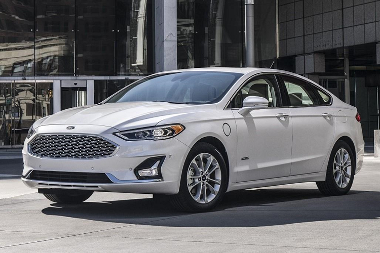 Hãng xe Mỹ đã tặng vị tỷ phú này chiếc Fusion Hybrid nhân dịp SYNC xuất hiện trên một triệu chiếc Ford. Trước chiếc Fusion, Ballmer cũng sử dụng hàng loạt mẫu xe của Ford vì cha ông từng gắn bó với hãng xe này