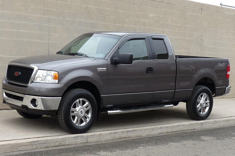 Tương tự người cha đáng kính, bà Alice cũng có tính giản dị khi chỉ sử dụng chiếc bán tải Ford F-150 từ năm 2006. Trước đó, cha của bà cũng sử dụng chiếc F-150 đời 1979 cho đến khi mất vào năm 1992