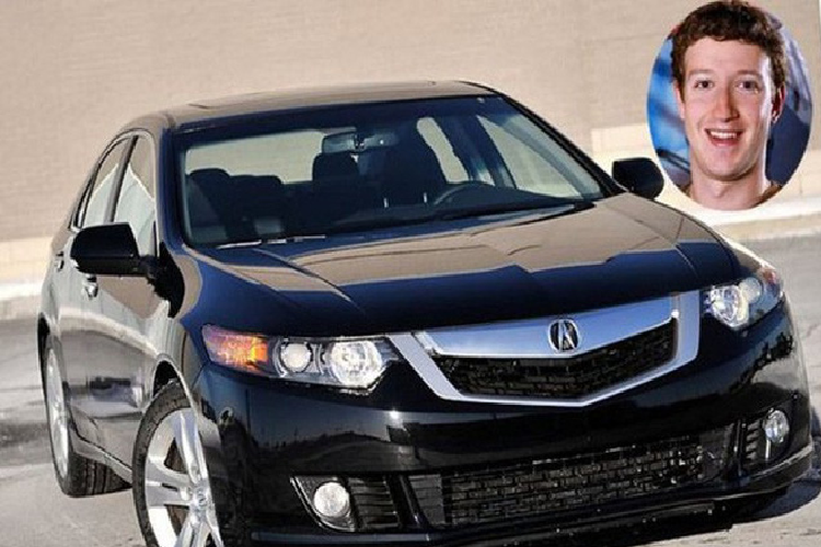 Nhà sáng lập và CEO của Facebook có tài sản ước tính hơn 50 tỷ USD. Khối tài sản này không khiến tỷ phú trẻ tuổi tiêu xài hoang phí. Zuckerberg vẫn sử dụng chiếc xe Acura TSX trị giá 30.000 USD